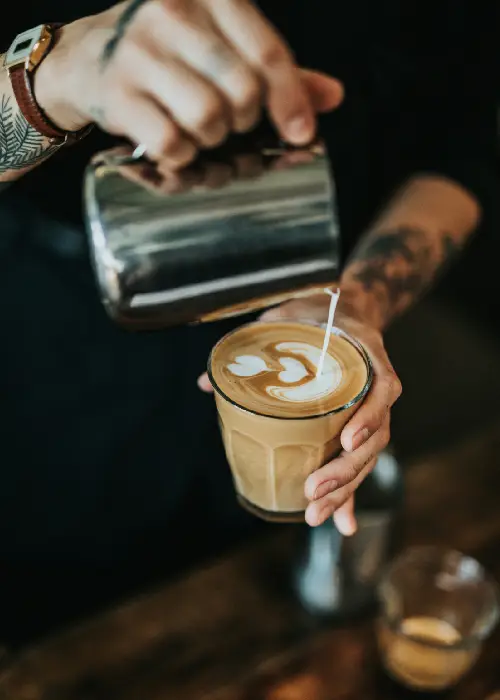 Flot-kaffe-paa-cafe