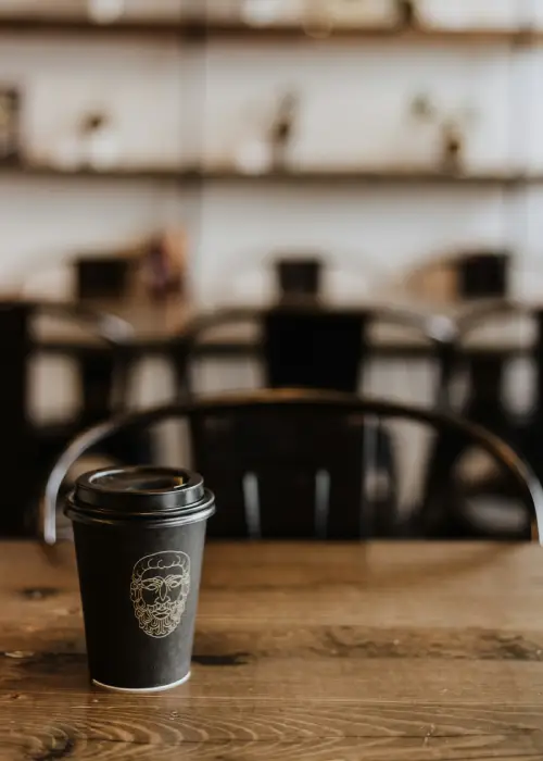 To-go-kaffe-paa-bord-cafe