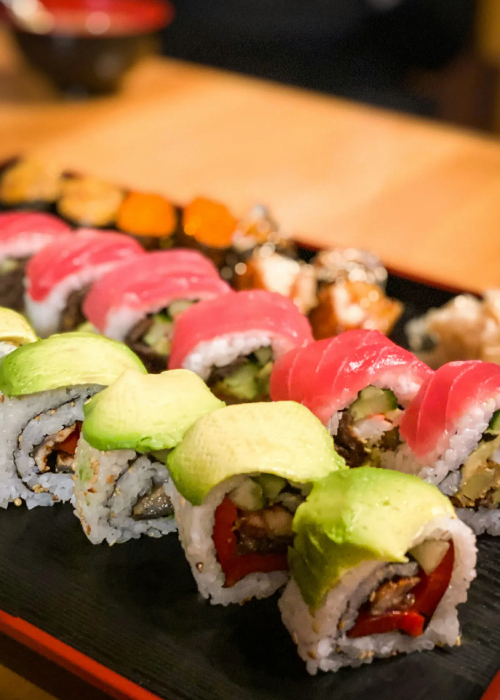 sushi-rolls-laks-tun-avokado